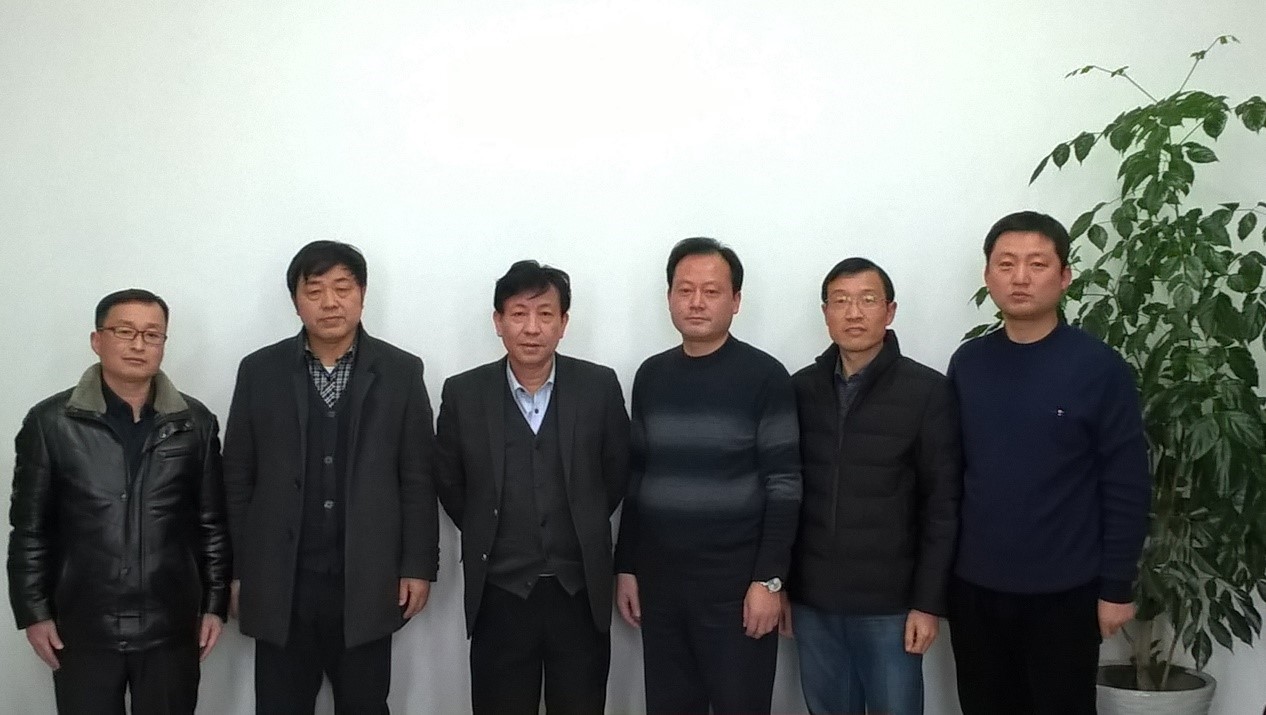 范以宁教授(左三)与分析测试中心和麻豆做爱视频
部分专家教授合影 范以宁教授(左三)与分析测试中心和麻豆做爱视频
部分专家教授合影